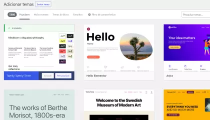 Página de temas do WordPress. No topo estão os menus "Destaques", "Populares", "mais recentes", e ao lado o "Filtro de características". Abaixo é apresentado seis menus diferentes, sendo o primeiro o tema selecionado, mostrando o botão "Personalizar".